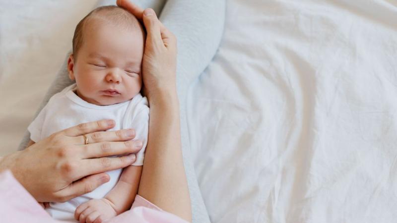 Egy gyöngyösi nő törvénytelen úton, anyagi ellenszolgáltatás fejében adta örökbe kisfiát az Egyesült Államokban.