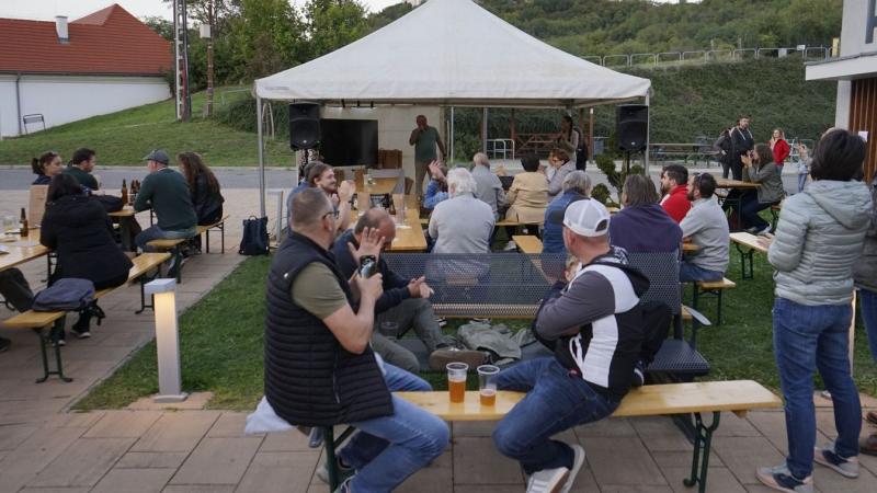 Egy veszprémi sörfőző mester különféle kategóriákban nyerte el a szakmai elismeréseket, bizonyítva ezzel tehetségét és kreativitását a házi sörfőzés világában.