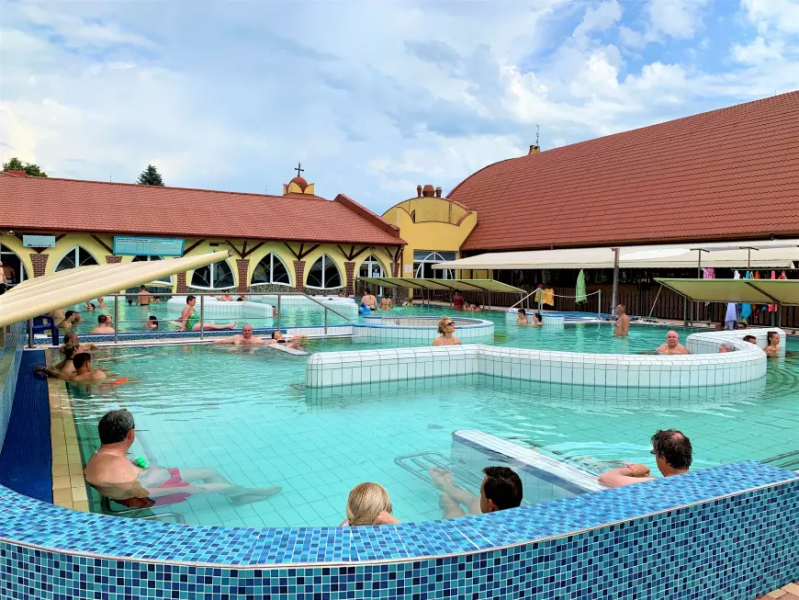 A fürdők mögött egy kihívásokkal teli időszak áll, tele megpróbáltatásokkal és tanulságokkal.