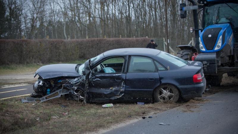 Súlyos baleset történt: egy autó árokba borult a 76-os úton, ezért a hatóságok tűzoltókat hívtak a helyszínre, hogy segítsenek a helyzet kezelésében.
