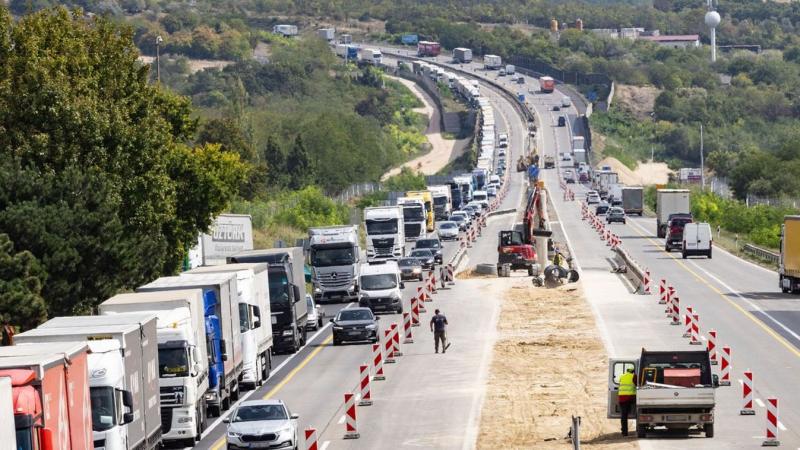 Teljesen lenyűgöző, hogy mi okozta a forgalmi dugót az M1-es autópályán – nézd meg a videót!