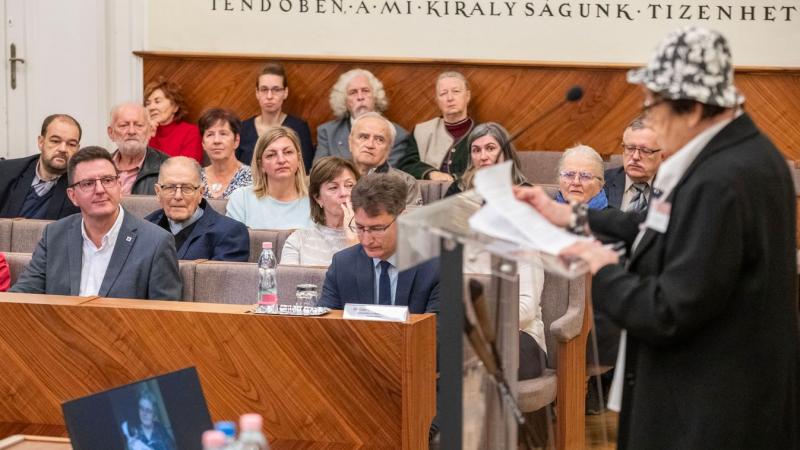 Születésének centenáriuma alkalmából emlékezünk Moskovszky Évára, a neves kultúrtörténészre, akinek munkássága mély hatást gyakorolt a magyar kulturális életre. Fedezd fel gazdag életművét és a rá emlékező galériát!
