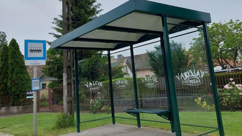 Az utasok ámulva figyelték, ahogy egy különös lény bukkant fel a buszmegállóban, mintha csak egy meséből lépett volna elő. Az állat, amelynek ott semmi dolga nem lett volna, teljesen váratlanul érkezett, és mindenki tekintetét magára vonzotta.