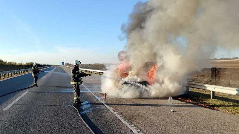 Lángok csaptak fel az M4-es autópályán: a katasztrófavédelem reagált az eseményre.