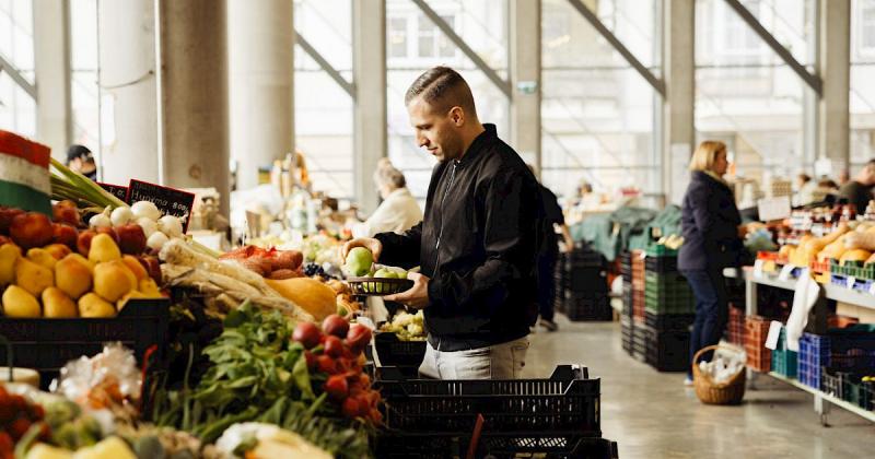 Fedezd fel Újpest titkos gasztronómiai csodáit Hack Barnabás, a Costes Downtown séfjének vezetésével! A városrész apró, de annál izgalmasabb ínycsiklandó különlegességei várnak arra, hogy felfedezd őket. Barnabás szakmai tudása és kreativitása új dimenzió