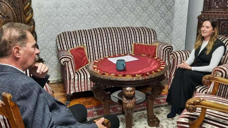 Új fejezet kezdődik a sátoraljaújhelyi egészségügy történetében: egy új orvos érkezésével a város lakói biztos kezekben tudhatják mosolyukat és egészségüket. Az érkező szakember friss szemlélettel és elkötelezettséggel várja a betegeket, hogy közösen épít