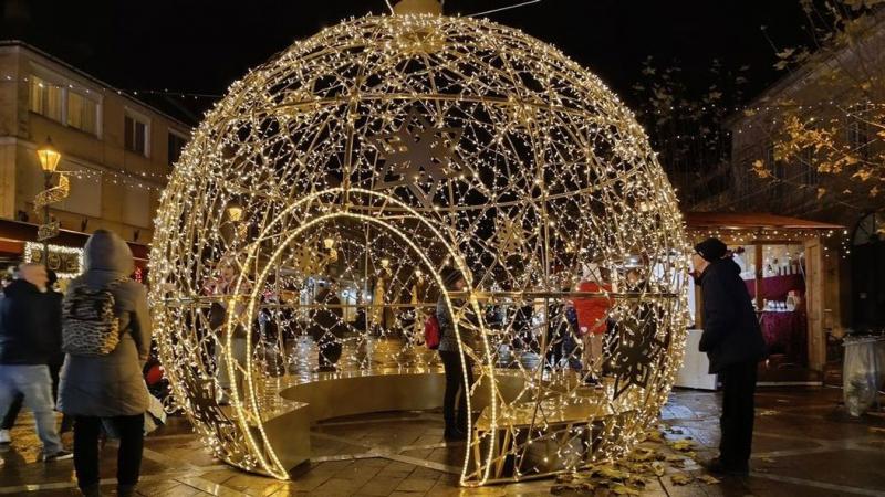 Fedezd fel az 5+1 varázslatos adventi vásárt, ahol a karácsony varázsa minden látogatót elbűvöl! Ezeken a különleges helyszíneken a fenyőfák illata, a forralt bor melegsége és a gyönyörű fények együttesen idézik elő a téli csodát. Minden vásár saját egyed