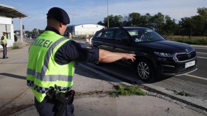 A magyar ingázók miatt egyre feszültebbé vált a helyzet Ausztriában: az ottani hatóságok betonakadályokkal zárták le az egyik fontos útvonalat.