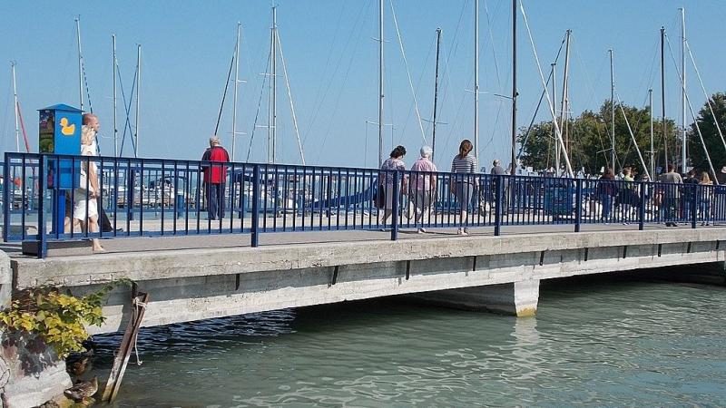 A balatonfüredi mólót lezárták | Színes Tájak

A Balaton északi partján található Balatonfüred mólója mostantól nem látogatható. Az intézkedés célja a biztonság garantálása és a terület védelme. A móló különleges panorámát nyújt a tóra, ám a lezárás miatt