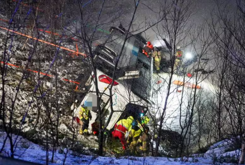 Norvégiában tragikus baleset történt, amikor egy busz a tóba sodródott, aminek következtében több ember életét vesztette.