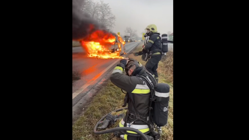 Videó: Az M1-es autópályán teljesen lángra kapott egy gépjármű.