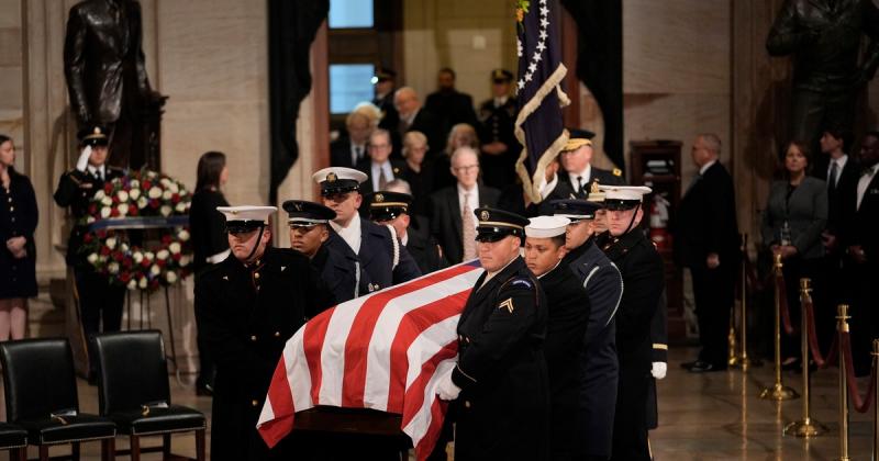 Jimmy Carter elnök ravatalozásának különleges pillanatai - videó.