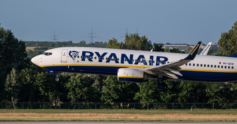 A Ryanair új szabályozást tervez bevezetni az európai repülőtereken, amely az alkoholfogyasztás korlátozására vonatkozik. A javasolt intézkedés célja, hogy csökkentse a részeg utasok által okozott zűrzavart és biztonsági problémákat. Az új szabályozás bev