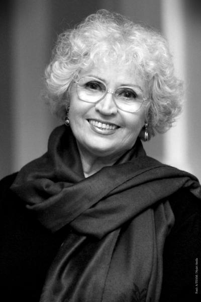 Sajnos elhunyt Medgyesi Mária, az Operettszínház örökös tagja, akinek művészete és színpadi jelenléte mély nyomot hagyott a színházi világban. Az emlékét mindazok őrzik, akiknek élete része volt a varázslatos előadásoknak. A Librarius.hu cikkében méltatja