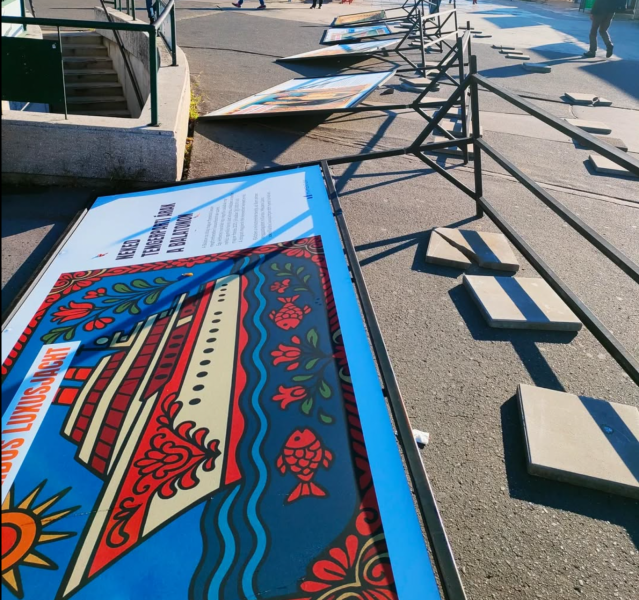 A Momentum álláspontja szerint a Fidesz által provokált emberek vandalizálják a plakátjaikat.