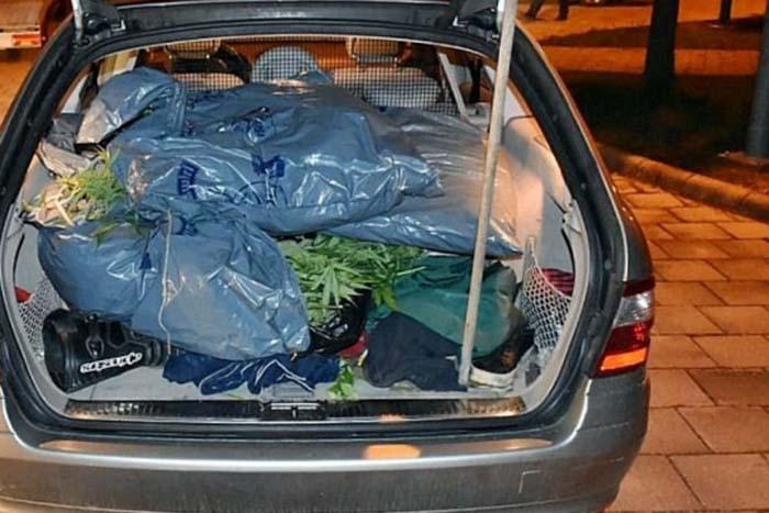 Megállt a benzinkútnál tankolni, de amikor eljött a fizetés ideje, hirtelen üres lett a pénztárcája. A helyzet olyan kínosra sikeredett, hogy mindenki rá figyelt, és a lebukás igazán emlékezetesre sikeredett.