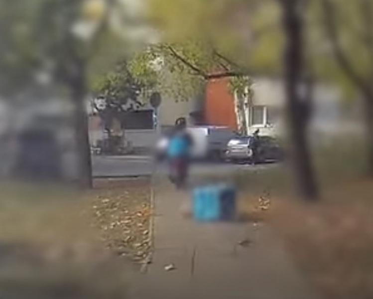 Valaki éhesen bolyongott a Petneházy utcában, ahol a szél halkan susogott a fák között, miközben az éhség gyomrában vad táncot járt.