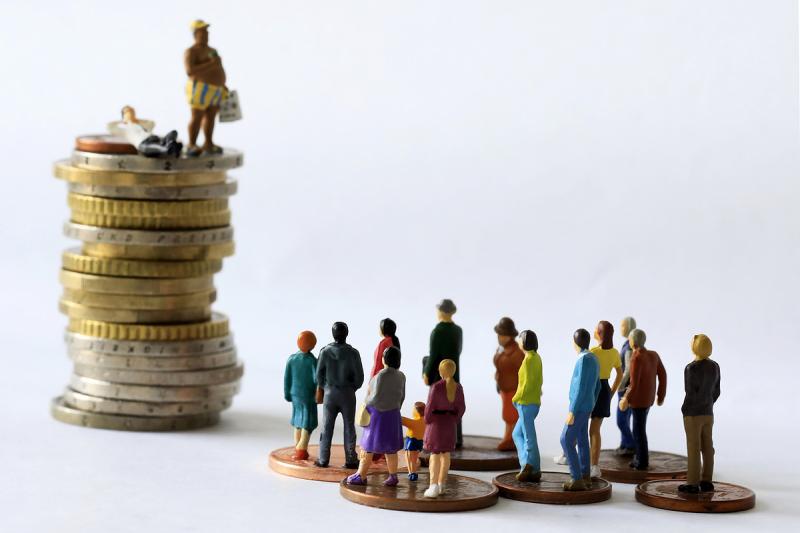 Mesés vagyonával a hazánkban vezető áruházláncot megalapító személy a leggazdagabbak közé tartozik.