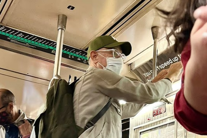 Ön képes azonosítani azt az Oscar-díjas világsztárt, aki maszkot és sapkát viselve igyekezett eltűnni a New York-i metró szürke forgatagában?