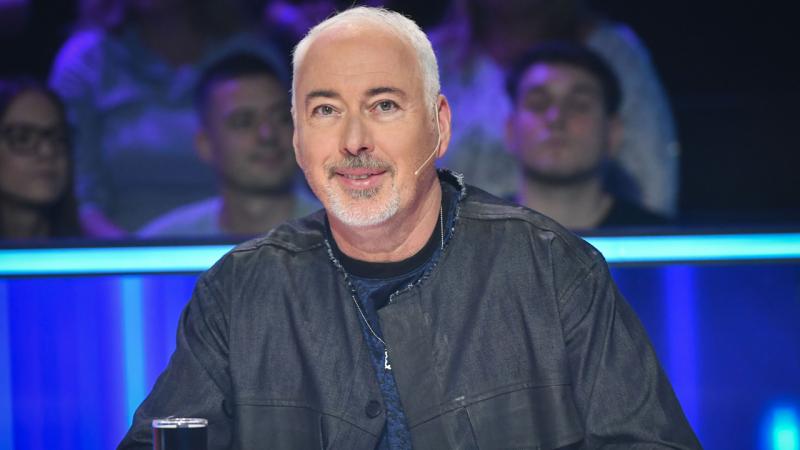 Hajós András egy élő adás során váratlanul egy trágár megjegyzést tett, amivel sokakat meglepett. Az esemény azonnal felkeltette a nézők figyelmét, és heves reakciókat váltott ki a közönség körében.