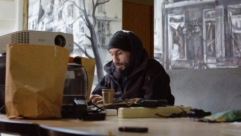 „Ő is könnyeket hullat, a veje is zokog, a végén én is elérzékenyülök.” - menekülők élete