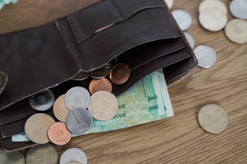 A minimálbér-emelés lehetőségei: kreatív megközelítések
1. **Korlátlan lehetőségek**: Az alapbér emelése nem csupán számok kérdése, hanem a munkavállalók életminőségének javításáról is szól. Az emelés mértékének megválasztása során figyelembe kell venni