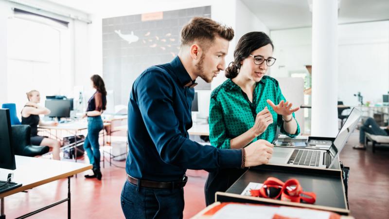 Máris a parlament asztalán hever a legújabb törvényjavaslat, amely a 13 órás munkanapok bevezetését célozza meg. Ezzel a lépéssel sokan meglepődtek, hiszen nem számítottak arra, hogy ilyen hosszú munkaidőt terveznek. - Pénzcentrum