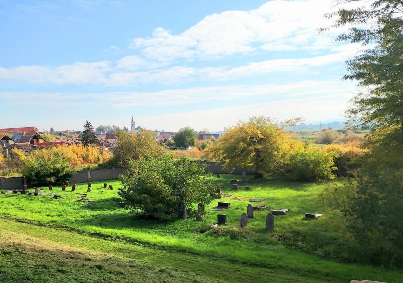 Rimaszécs zsidó temetőjének síremlékeit vandalizmus áldozatává tették, amikor ismeretlenek megrongálták az ottani emlékhelyeket.