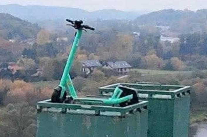 Elképesztő, ahogyan egy elektromos rollerrel sikerült megoldani a parkolást!