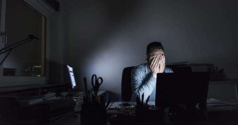 Egyre inkább elterjedt egy rejtett jelenség a magyar munkavállalók körében, amely komoly következményekkel járhat.