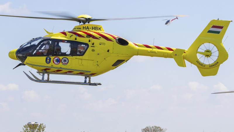 Szolnokon egy busz behajtott az iskolaépület területére, ami súlyos sérüléseket okozott számos diáknál és tanárnál. A helyszínen sürgősségi szolgálatok érkeztek, hogy segítsenek a bajbajutottakon.