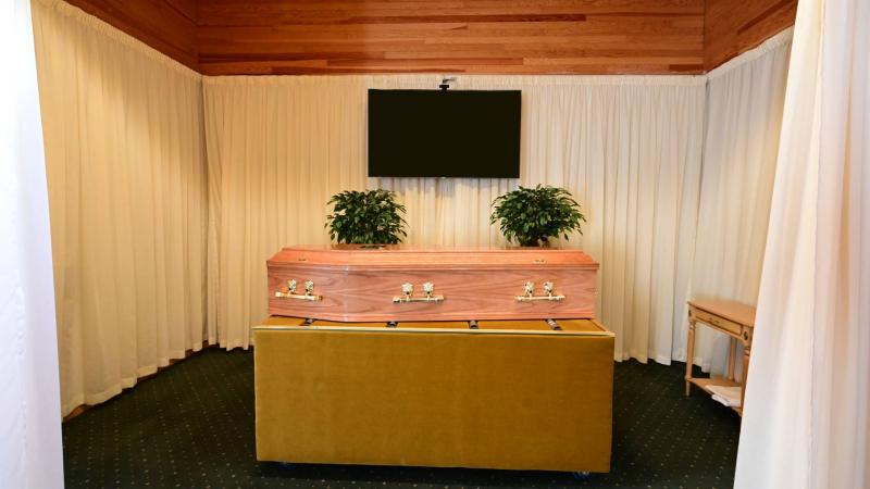 Hibás holttestet helyezett ravatalra a temetkezési szolgáltató – a család jogi lépéseket fontolgat.