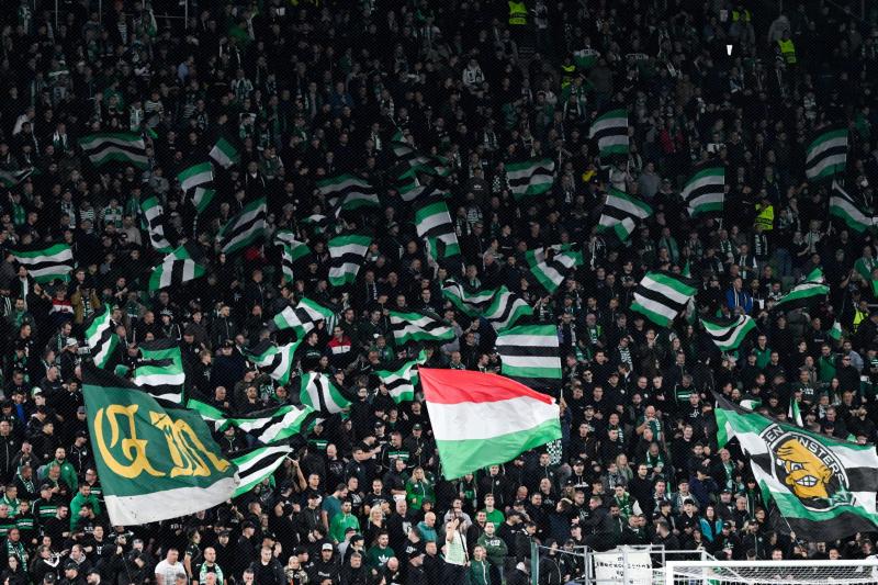 Szijjártó Péter bejelentette, hogy az osztrák nagykövetet behívták a külügyminisztériumba, miután Ausztria megakadályozta a Ferencváros szurkolóit szállító vonat belépését az ország területére.