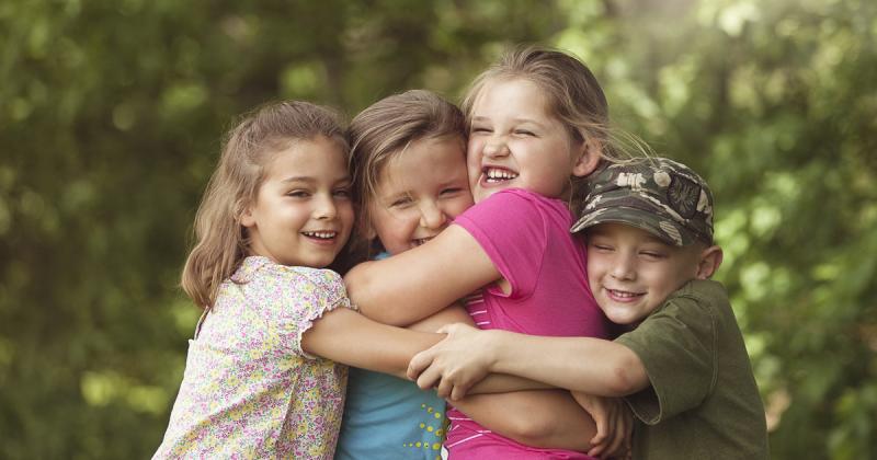 Íme egy egyedi változat:

Hogyan formálják a szülők a nyitott és barátkozásra kész gyerekeket: ez nem csupán a véletlen műve.