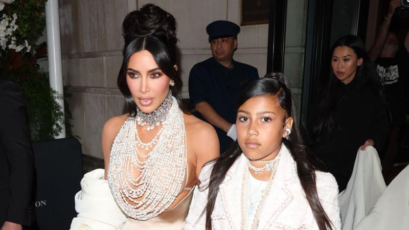 Kim Kardashian anyai ösztönökkel lép fel, hogy megvédje lányát, az extravagáns megjelenésű 12 éves North Westet. Az édesanya határozottan áll ki gyermeke mellett, hogy megóvja őt a nyilvánosság és a kritikák súlyától.