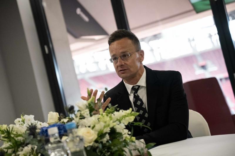 Szijjártó Péter az orosz energiahordozók kapcsán megjegyezte, hogy Orbán Viktor a következő héten Washingtonba látogat, ahol lehetősége nyílik arra, hogy személyesen tárgyaljon Donald Trumppal a témáról.