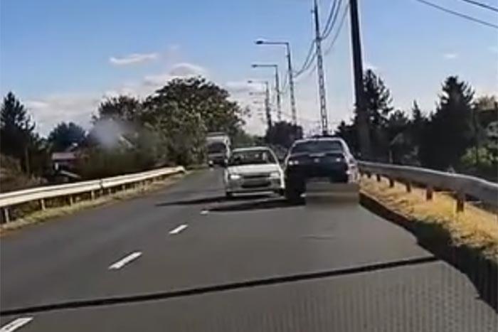 A szolnoki rendőrök szinte megdöbbentek, amikor szemtanúi lettek egy autós különös mutatványának, amelyet közvetlenül az orruk alatt hajtott végre.