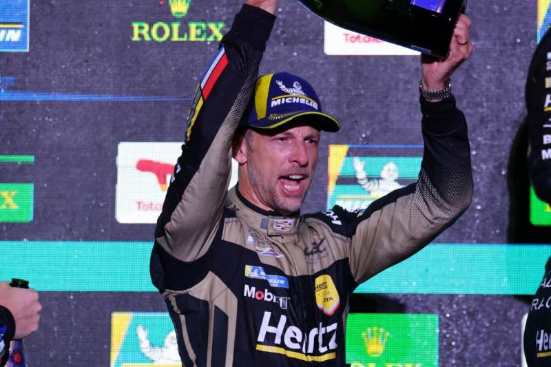 Hivatalos bejelentést tett az F1-es világbajnok: visszavonul a versenyzéstől.