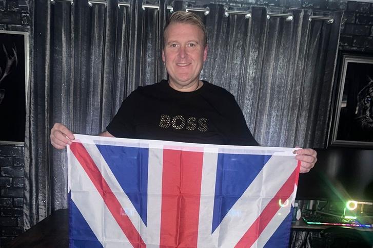 Egy brit édesapa bírságra számíthat, amiért több mint száz zászlót helyezett el a város különböző pontjain.