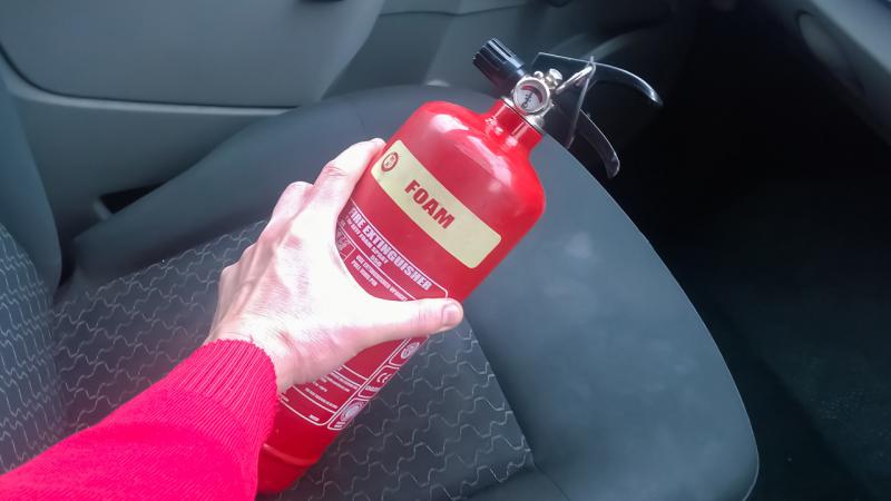 Tömegesen gyulladnak ki ezek a hazánkban is elérhető hibridek, és a gyártó komoly problémát tárt fel.