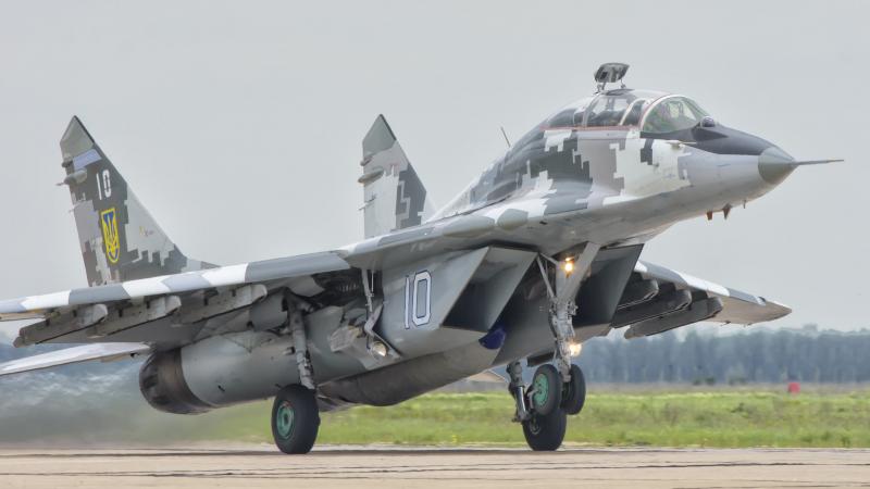 Videó: Az ukrán MiG-29-es egy lélegzetelállító pillanatban eleresztette a pusztító amerikai JDAM-ER bombát, így a célpont nyoma is eltűnt.