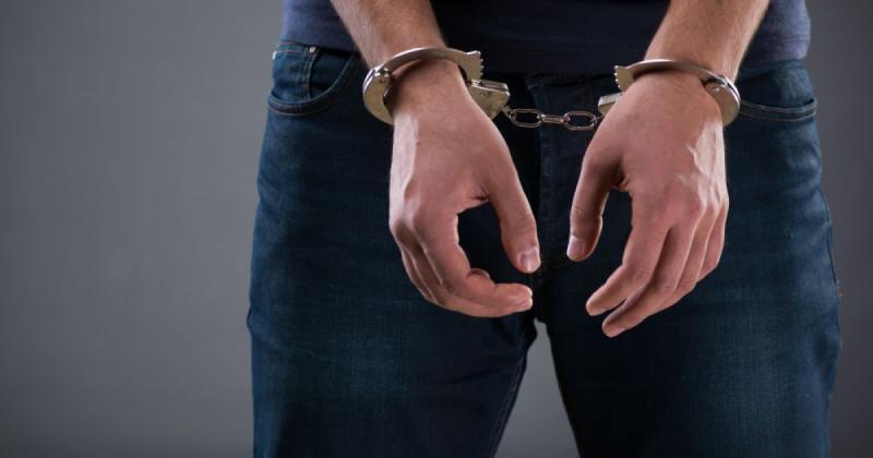 Kíméletlen ámokfutás Üllő és Pusztavacs között – fegyveres rablót tartóztattak le a rendőrség munkatársai.